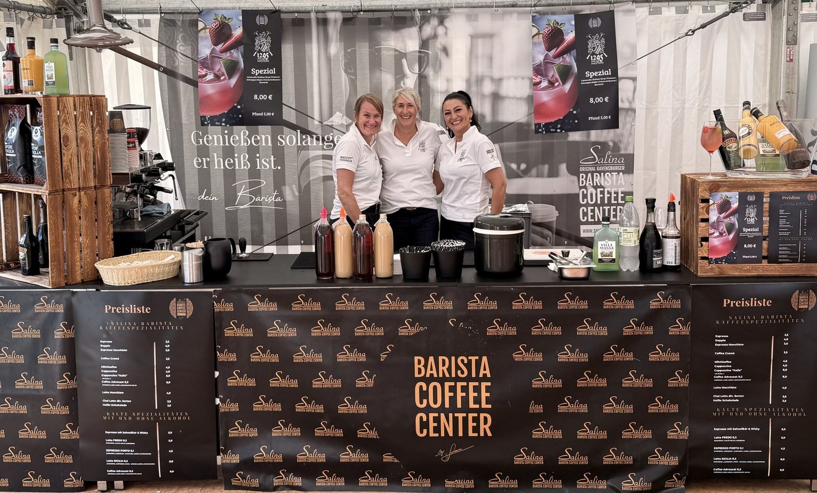 Das Salina-Team an der Barista Coffee Center Bar mit Preisliste und Limonaden-Auswahl