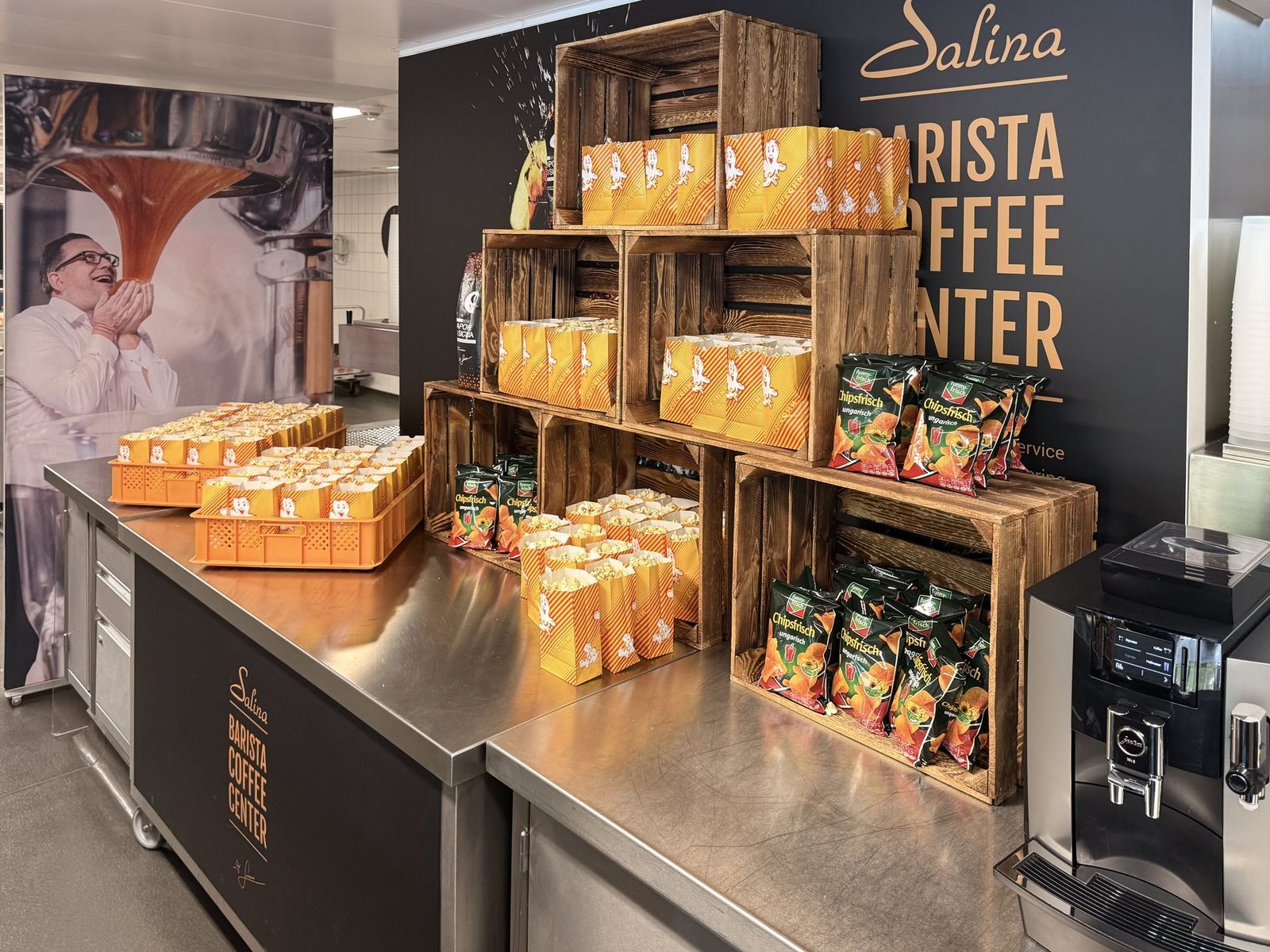 Snacks, Knabbereien und Espresso-Maschine am Salina Barista Coffee Center Setup