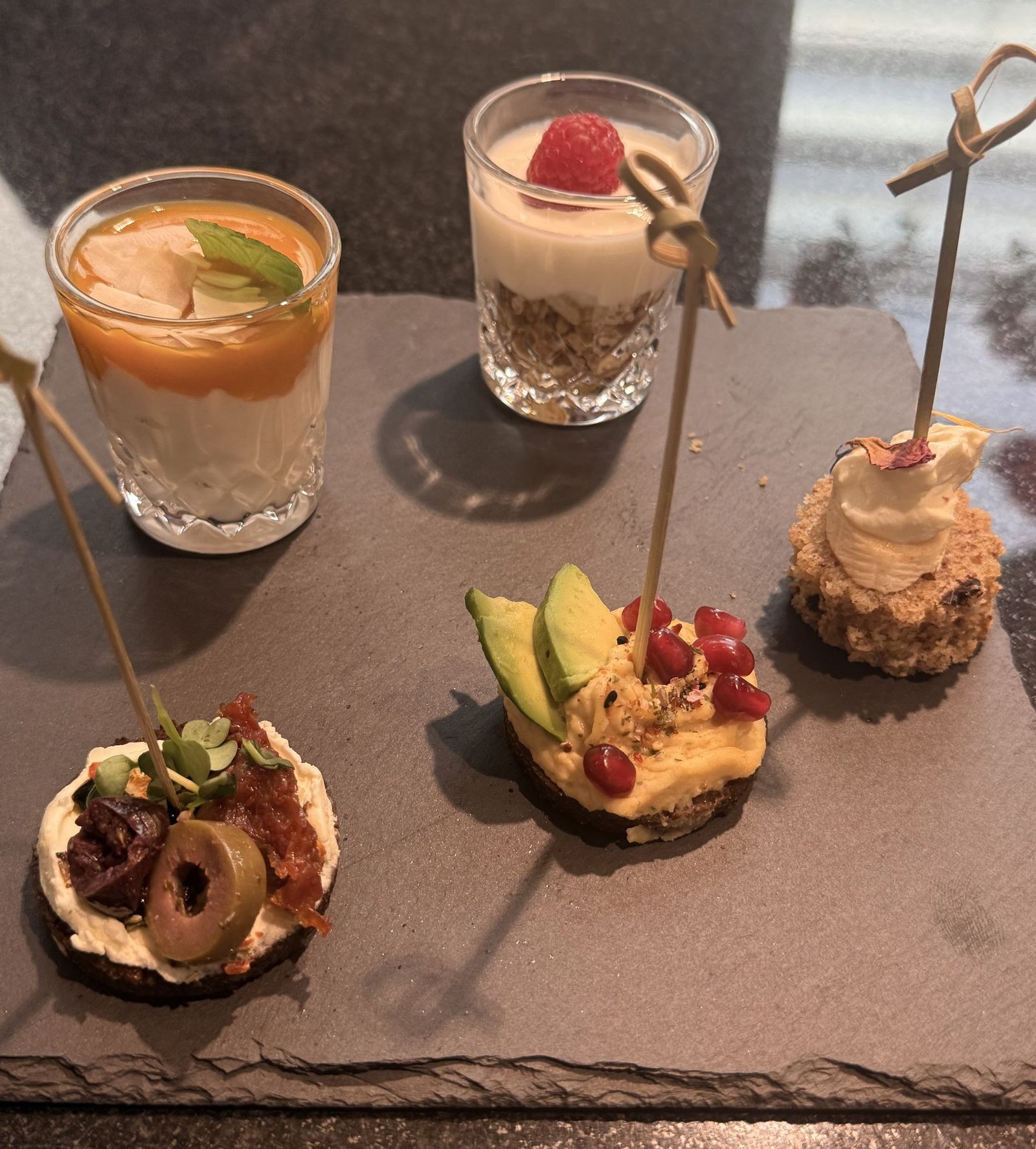 Feine Canapés und Häppchen auf Schiefer-Platte — Salina Event-Catering