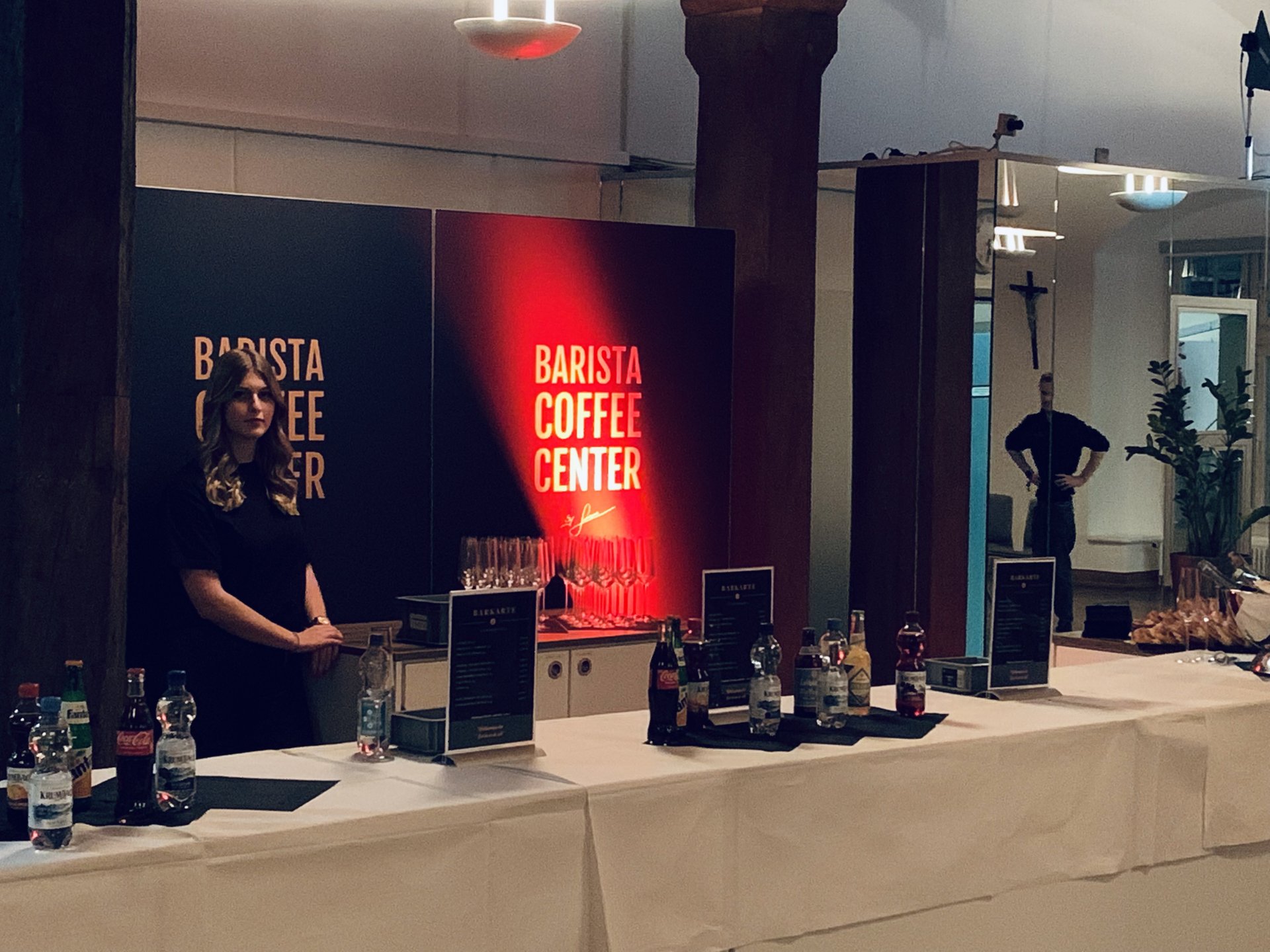 Abendveranstaltung am Salina Barista Coffee Center Stand mit beleuchteter Marken-Wand und Getränken