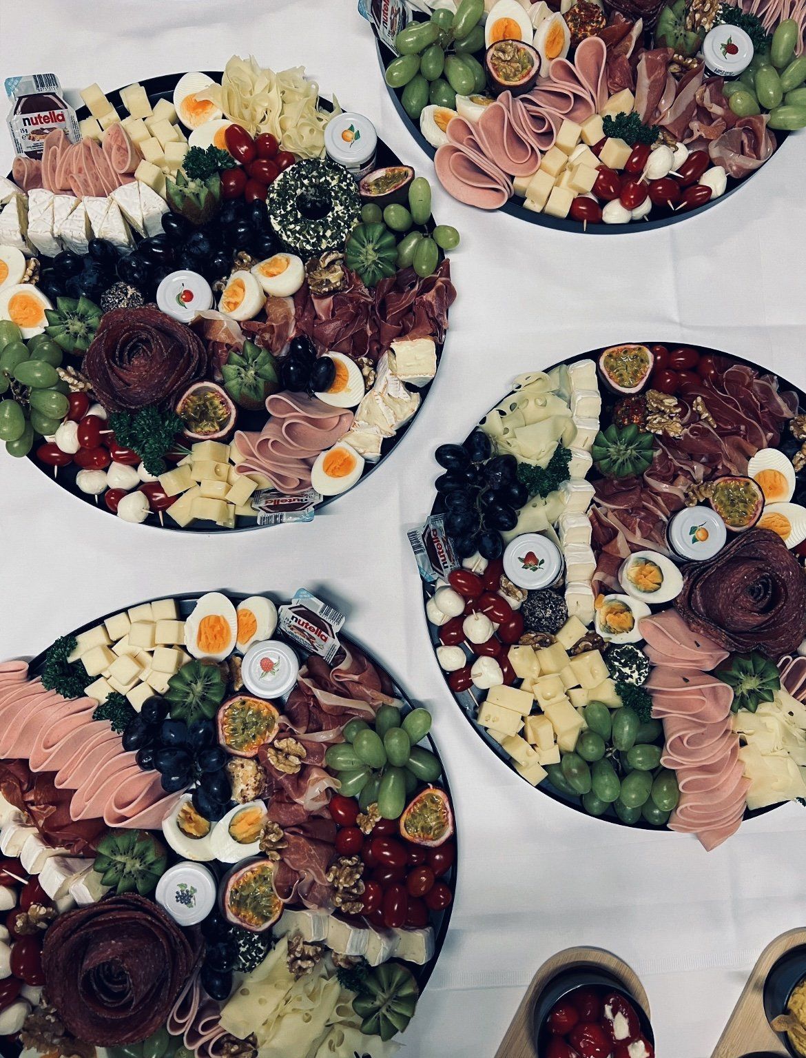 Üppige Wurst- und Käseplatten mit Früchten und Antipasti