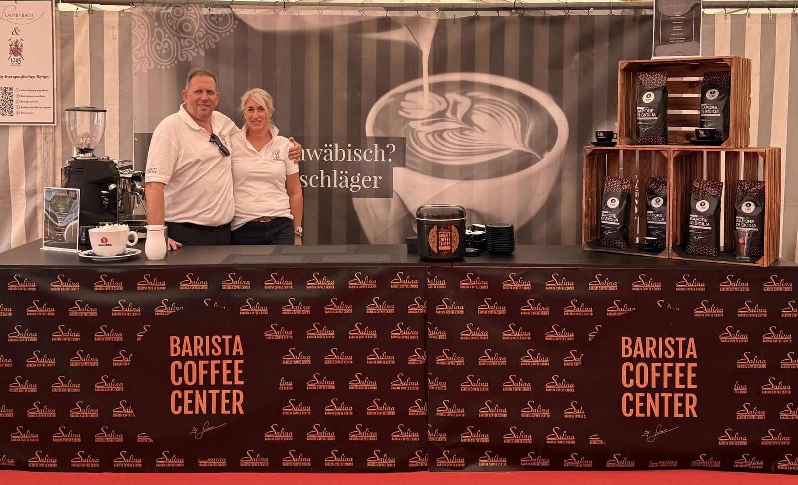 Goran und Katja Zadravec am Salina Barista Coffee Center Event-Stand mit Espresso-Maschine, Mühle und Kaffeebohnen-Display